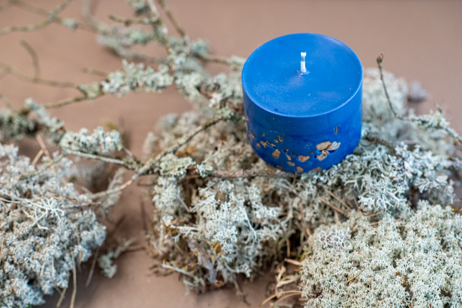 Bougie ambre en cire de soja vue de dessus, éclats d'ambre dans la cire, décor de lichen
