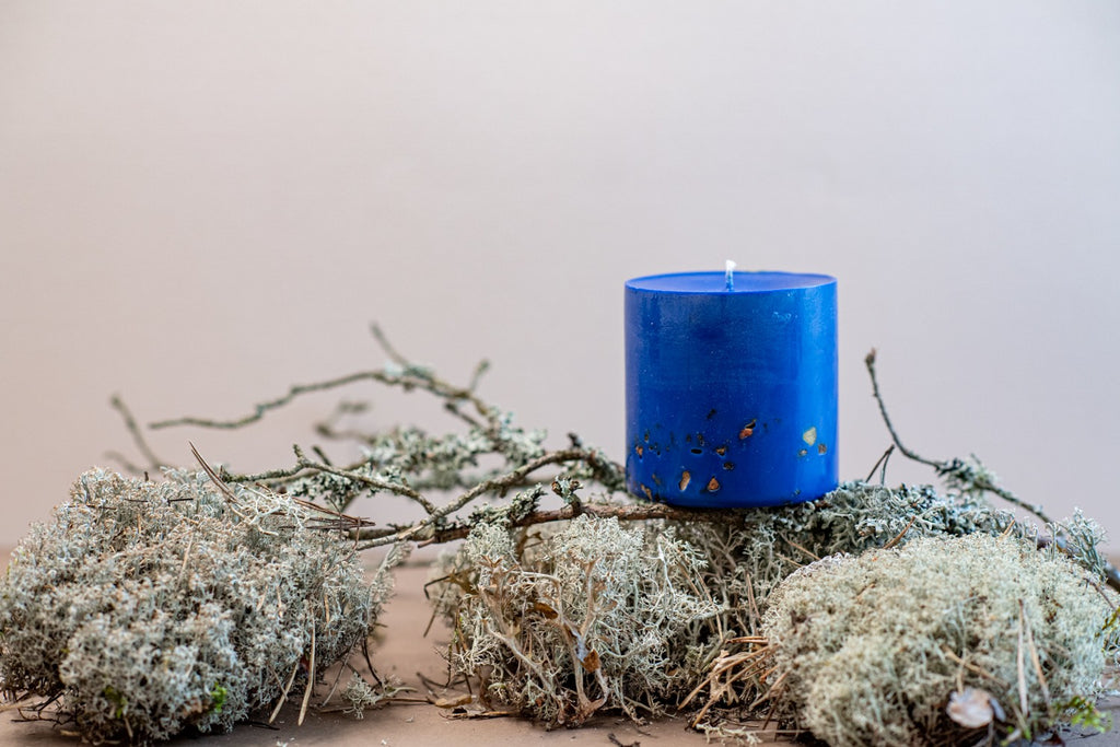 Bougie parfumée ambre en cire de soja, éclats d'ambre de la Baltique, posée sur du lichen