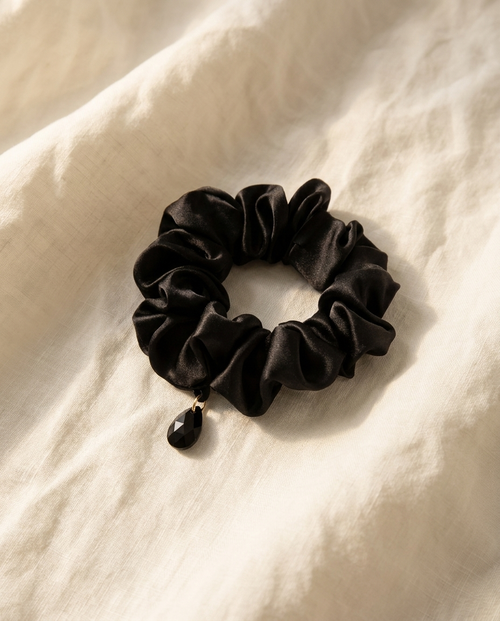 Chouchou en soie de mûrier noir Sleeping Zen avec breloque de cristal, sur lin ivoire