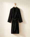 Peignoir en éponge de bambou noir Sleeping Zen suspendu à une patère en bois