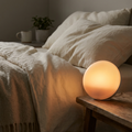 Réveil aurore à lumière progressive sur une table de nuit — Sleeping Zen
