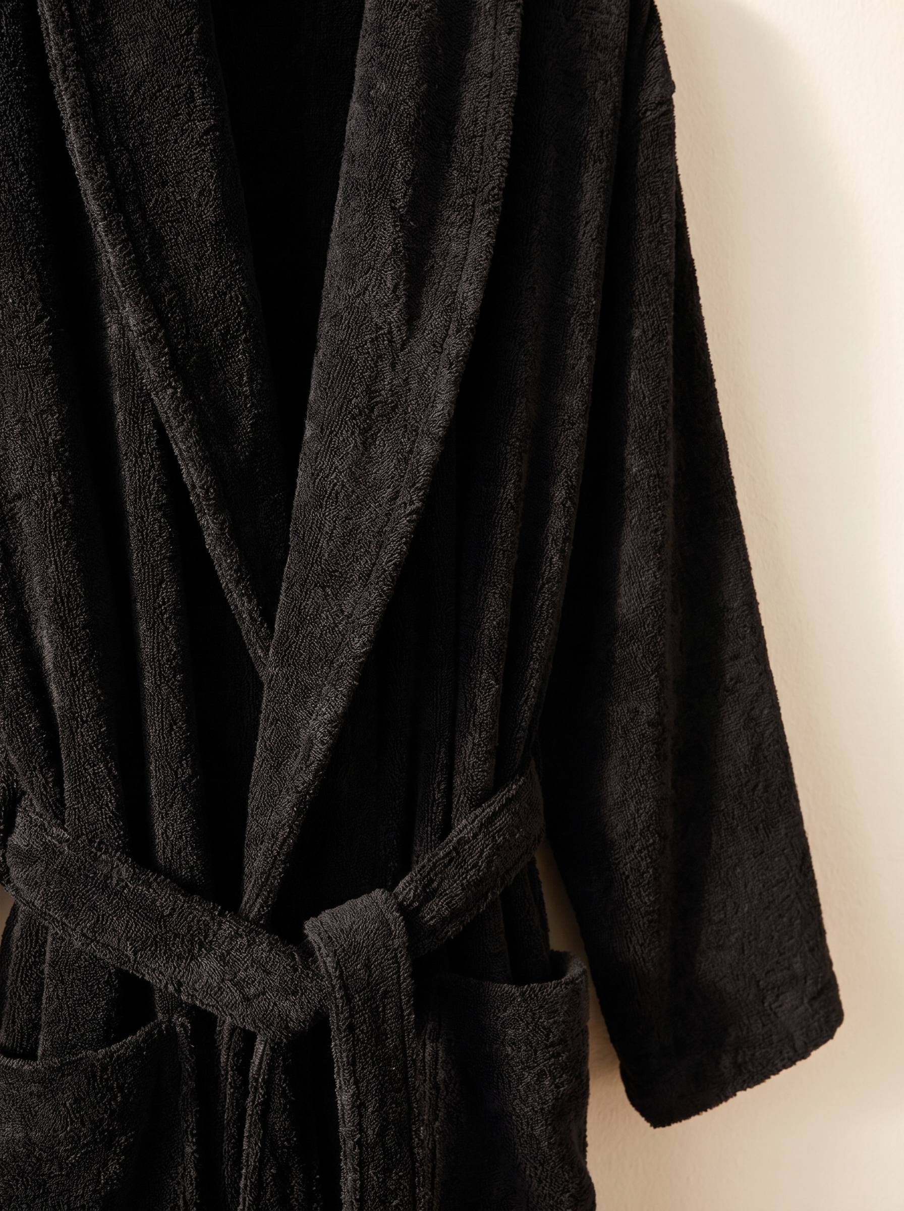 Détail du col châle et de la ceinture du peignoir en éponge de bambou noir