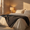 Jeté de lit lin et coton noir et gris, drapé sur un lit en linge ivoire — Sleeping Zen