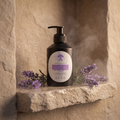 Gel douche lavande naturel dans une niche de douche en pierre — Sleeping Zen