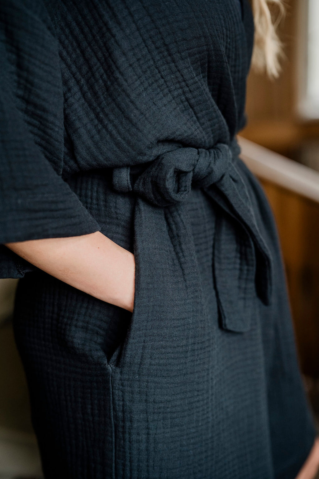 Détail de la ceinture nouée et de la poche du kimono en mousseline de coton noir